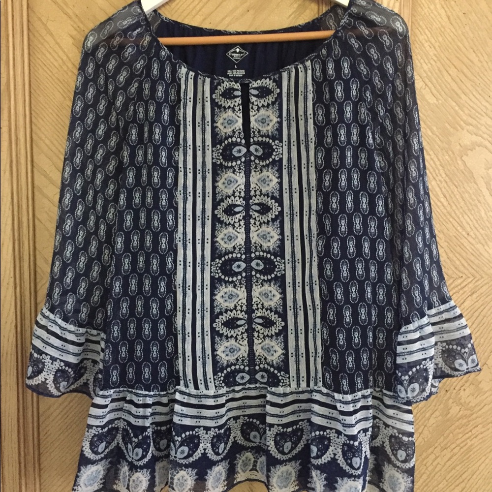 Blouse with ruffle bottom